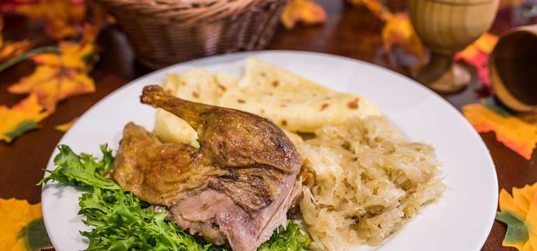 Pečená kačica (1/4), dusená kapusta, 2x mastená lokša