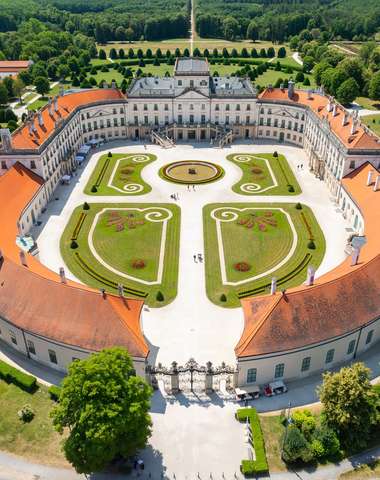 Letecký pohľad na zámok Esterházy a francúzsky park, Fertőd