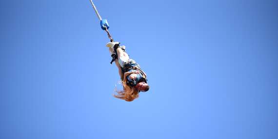 Extrémny bungee jumping z 90 metrovej výšky v poľskom Chorzówe/Polsko - Chorzów