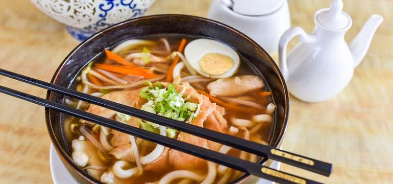Udon ramen s grilovaným kuracím mäsom a zeleninou