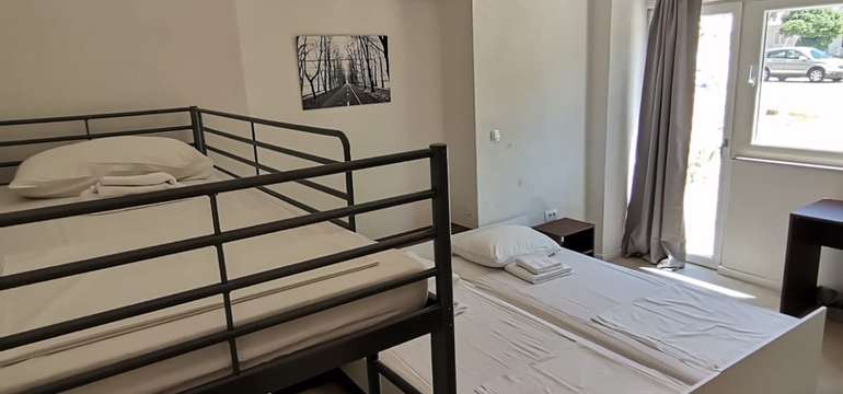 Ubytovanie je možné v 2-lôžkových, 3-lôžkových a 4-lôžkových izbách 