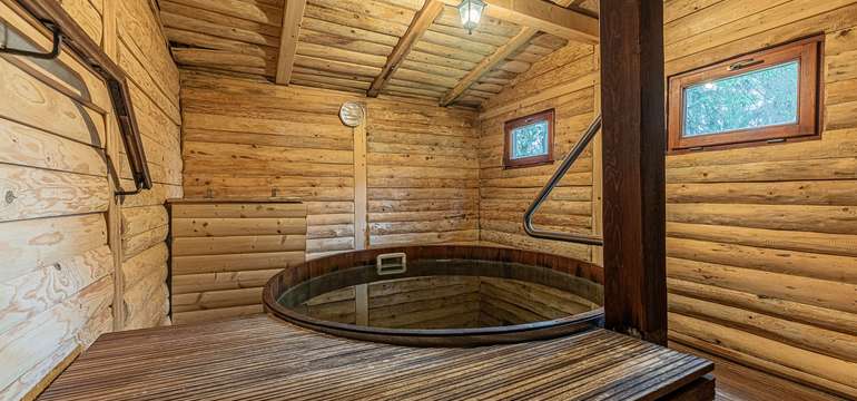 Súčasťou saunového sveta je fínska, bylinková, eukalyptová, infrasauna a turecká sauna(slúži výhradn