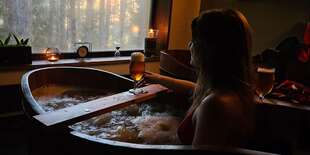 Pivný kúpeľ v drevenej kadi v Drevenice Terchová Resort