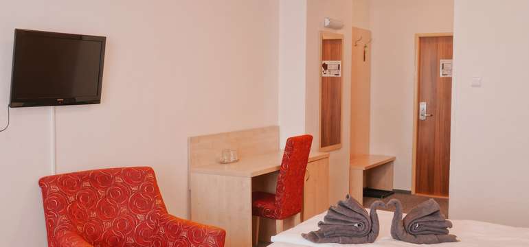 Komfortní pokoje jsou vybaveny koupelnou s WC, kabelovou TV, trezorem a WiFi