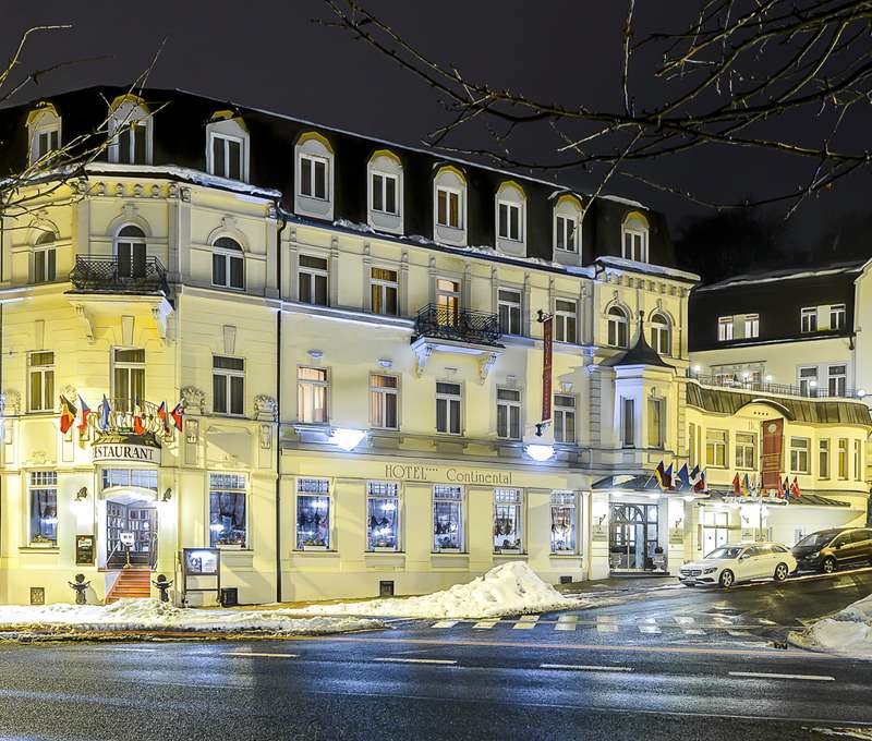 Architektonicky zajímavá budova hotelu se nachází na hlavní třídě