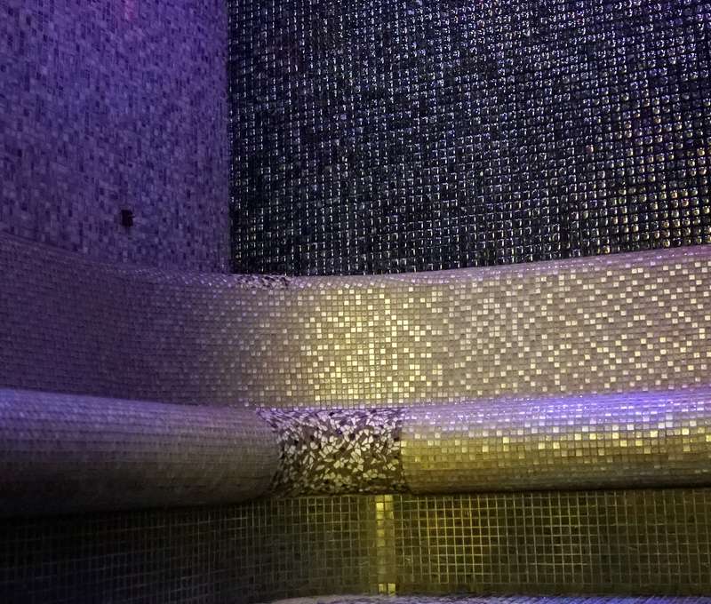 Vo wellness je hosťom k dispozícii vírivka, fínska sauna, parné kúpele, ľadopád a relaxačný priestor