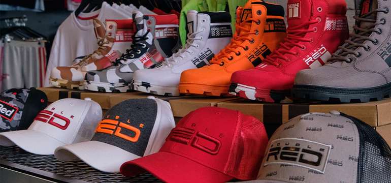 Ponúka zaujímavý pohľad na automobilovú históriu naprieč históriou.