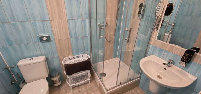 Komfortní pokoje jsou vybaveny koupelnou s WC, kabelovou TV, trezorem a WiFi