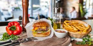 Hovädzí burger s hranolkami