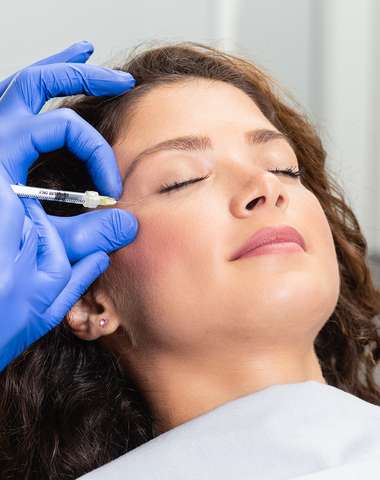 Stop vráskam - aplikácia účinnej látky špecialistkou na estetickú dermatológiu