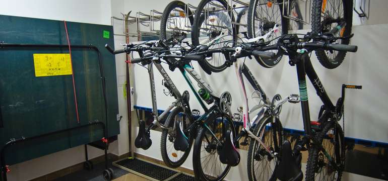 Úschovňa bicyklov a lyží vrátane sušičov na lyžiarky