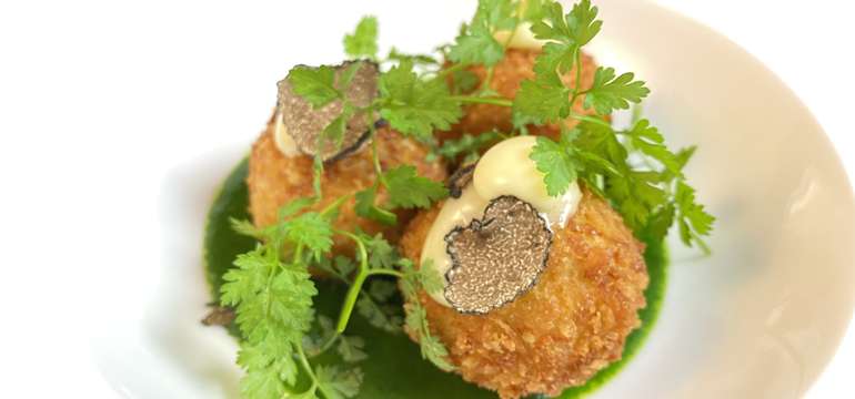 Zemiakové krokety so syrom Provolone, Špenát, Zimná hľuzovka