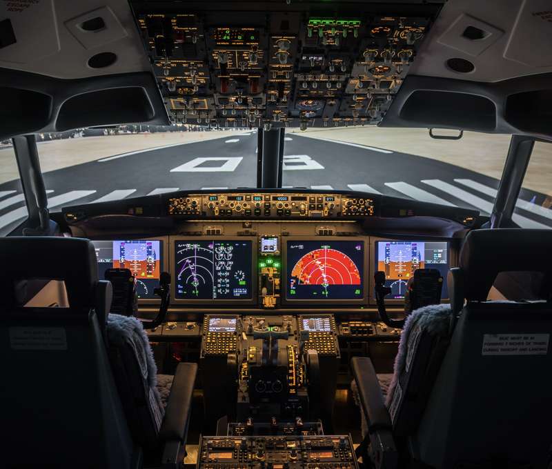 Realistický letecký simulátor B738-M