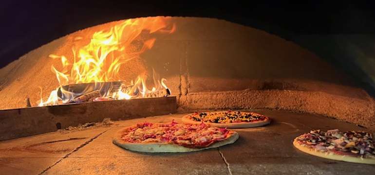 Výborná pizza z pece na drevo