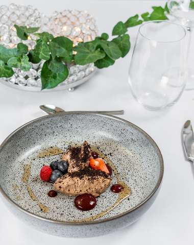 Čokoládový mousse s čerstvým ovocím a čokoládovou hlinou