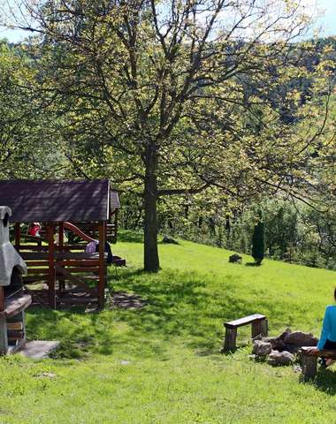 Penzión disponuje veľkou terasou s grilom a detským ihriskom