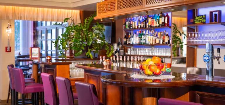 Působivý hotelový bar ve Wellnesshotelu Allmer****