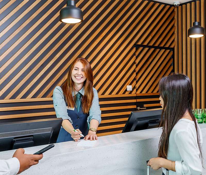 Personál v hoteli Holiday Inn Vienna - South je vždy pripravený vám pomôcť