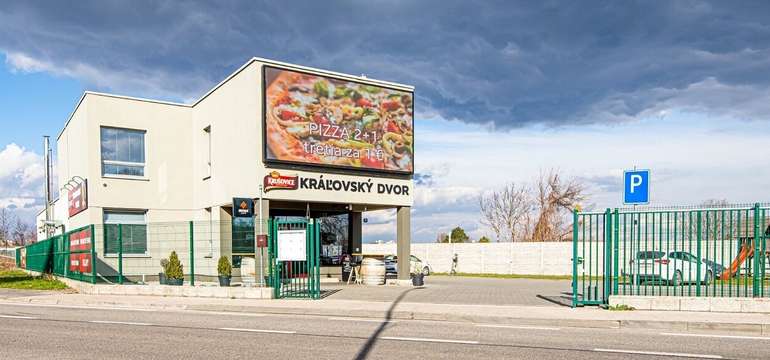 Reštaurácia a piváreň Kráľovský dvor na Dvojkrížnej ulici vo Vrakuni