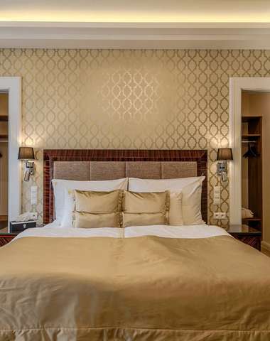 Zrekonstruovaný hotel ROYAL PALACE***** je zařízen ve stylu art deco a patří k nejluxusnějším