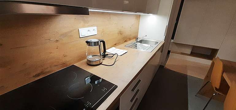 APARTMÁN 2 S MANŽELSKOU POSTEĽOU (45 m²)