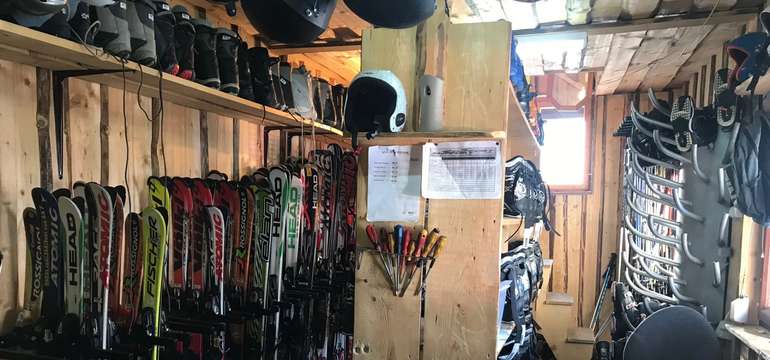 Požičovňa lyžiarskej a snowboardovej výstroje, ski servis, požičovňa snežných skútrov a saní, lyžiar