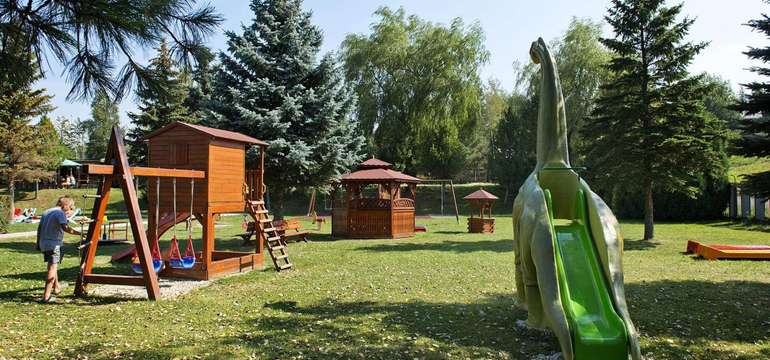 Mladších členov rodiny poteší aj ihrisko s dinosaurami