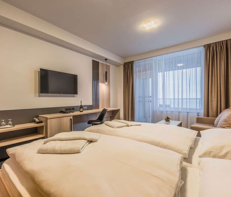 K štandardu všetkých izieb patrí sprchový kút, televízor, trezor, minibar a WiFi