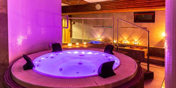 Vstupy do bazéna a wellness zóny Drevenice Terchová Resort s panoramatickým výhľadom do prírody/Terchová