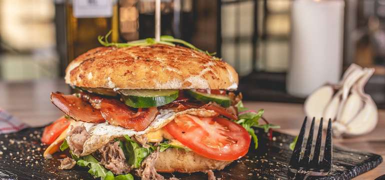 Pražský burger z trhaného bravčového pečeného mäsa