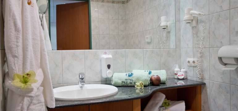 Kúpeľňa so sprchovacím kútom, županmi a fénom