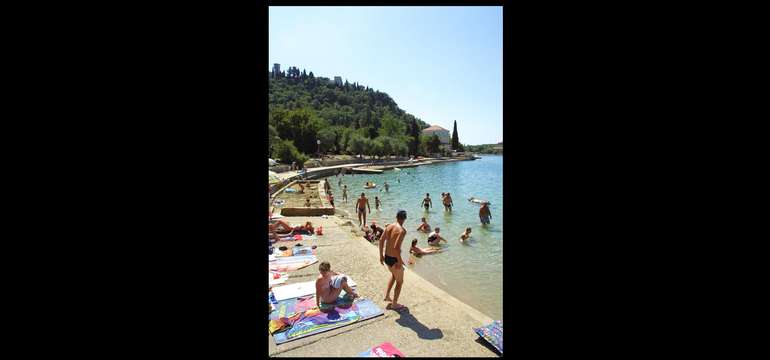 Komplex budov hotela Adriatic** leží do 50 m od pláže