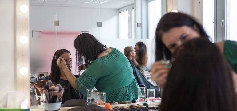 Celodenné kurzy líčenia v KIWI academy