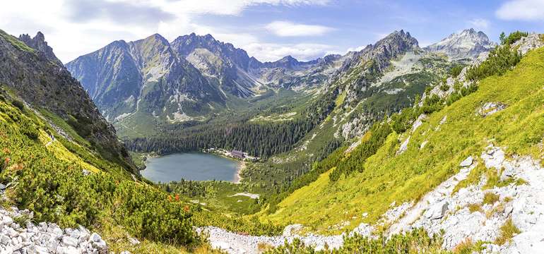 Svojou polohou len 400 m od lanoviek na Skalnaté pleso je ideálnou voľbou pre milovníkov športu