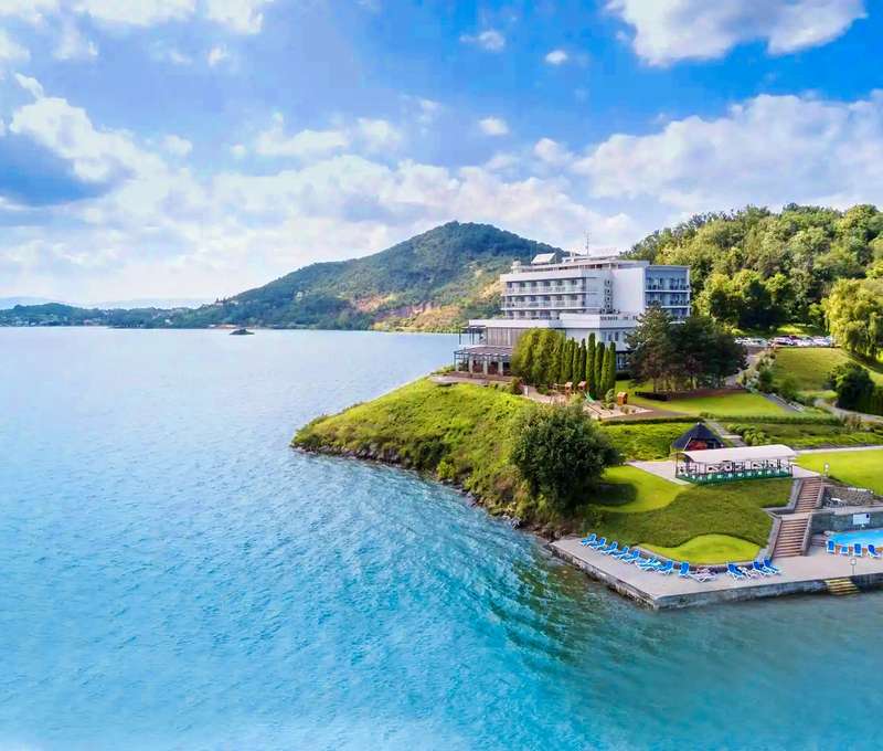 Hotel Eurobus sa nachádza v centre rekreačnej oblasti Zemplínska šírava