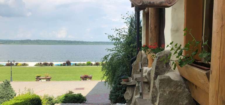 Slanický dvor na brehu Oravskej priehrady