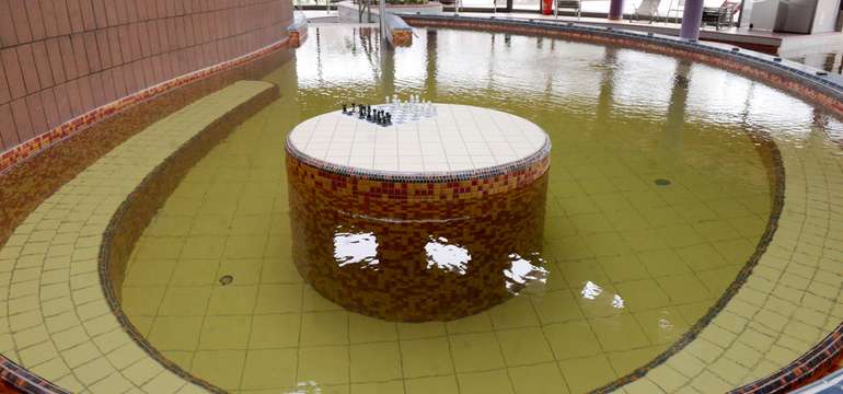 V liečebných bazénoch sa relaxuje aj hrá (Zdroj: RábaQuelle.hu)