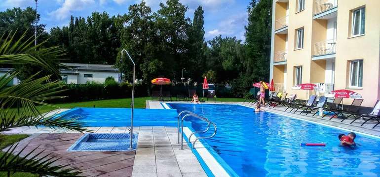 Vonkajší bazén hotela Korekt*** je k dispozícii neobmedzene
