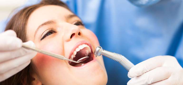 Dentálna hygiena vykonaná stomatológom