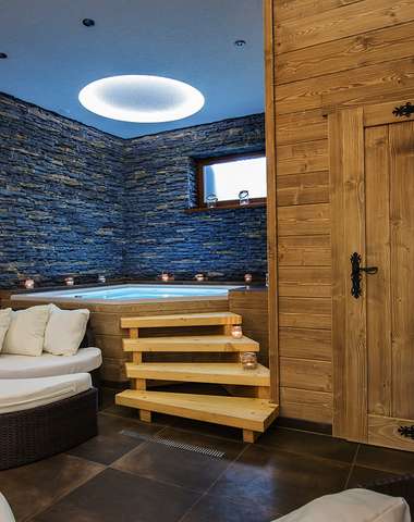 Suchá sauna, parná bylinková sauna, výrivka, ľadový kút, oddychová zóna, mydlová sprcha