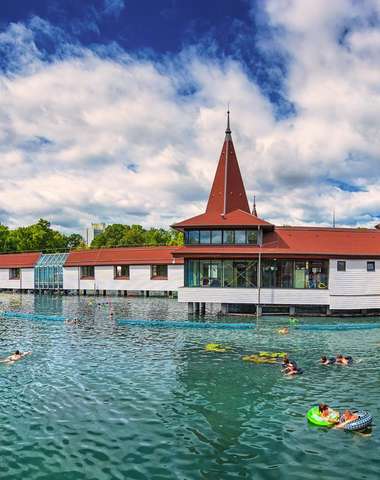 Termálne jazero Hevíz je len 15 min. pešo od Amira Boutique Hotela****