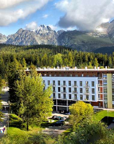 Hotel Crocus**** leží len pár krokov od Štrbského plesa
