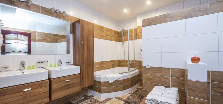 Luxusná kúpeľňa ponúka vaňu, dve umývadlá, bidet, fén a WC