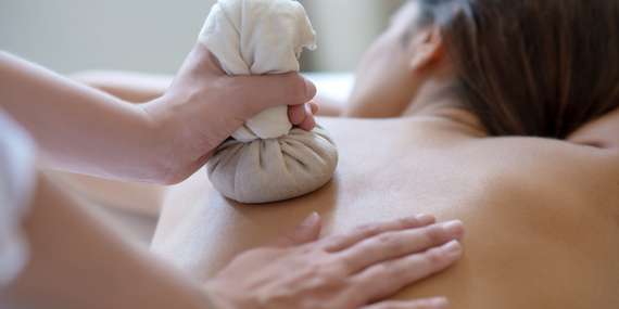 Darčeková poukážka na masáž podľa výberu: ajurvédska, bankovanie i maderoterapia/Nové Zámky