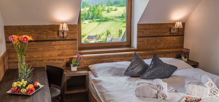 Všetky izby majú bakón s krásnym výhľadom na Tatry.
