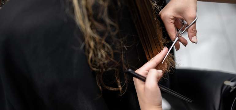 Profesionálny strih a fúkaná s profesionálnou hairstylistkou