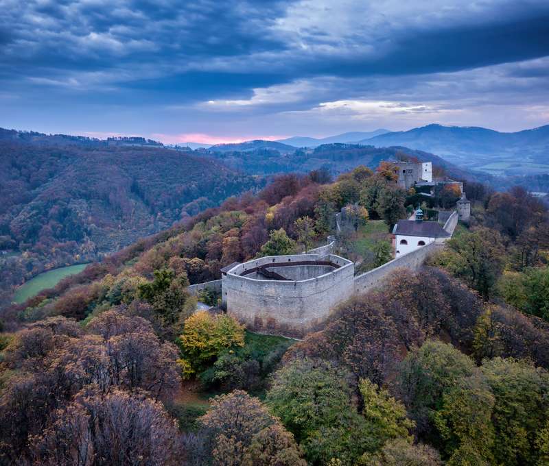 Nad obcou sa týči mohutný hrad Hukvaldy s ohradou s danielmi a muflónmi