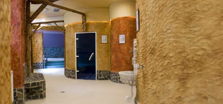 Bylinková a eukalyptová sauna, fínska sauna, vitálny vodný dážď, vodná cesta, hydromasážny bazén