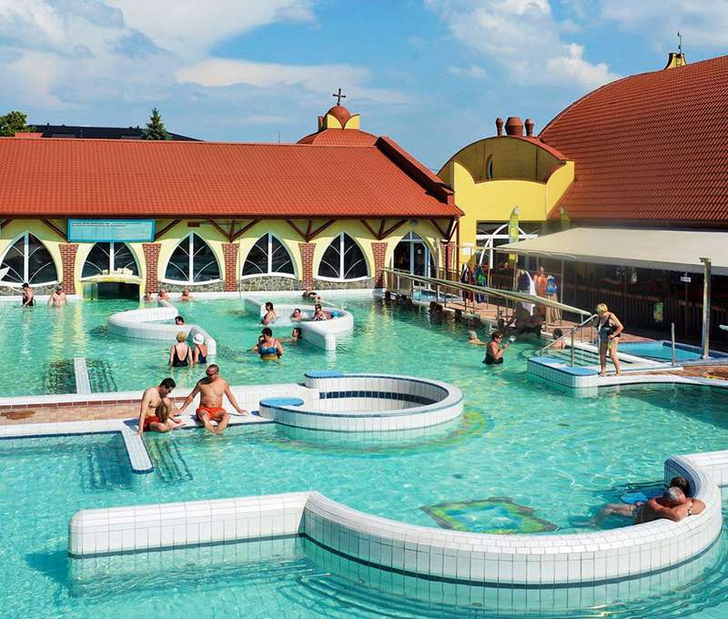 Termálne kúpalisko THERMAL CORVINUS Veľký Meder len 60m od hotela