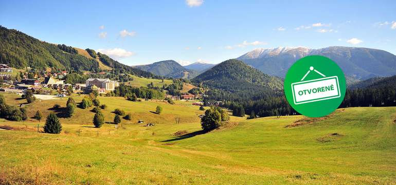Malebná dedinka leží uprostred hôr v nadmorskej výške 960 m n. m,  - Donovaly